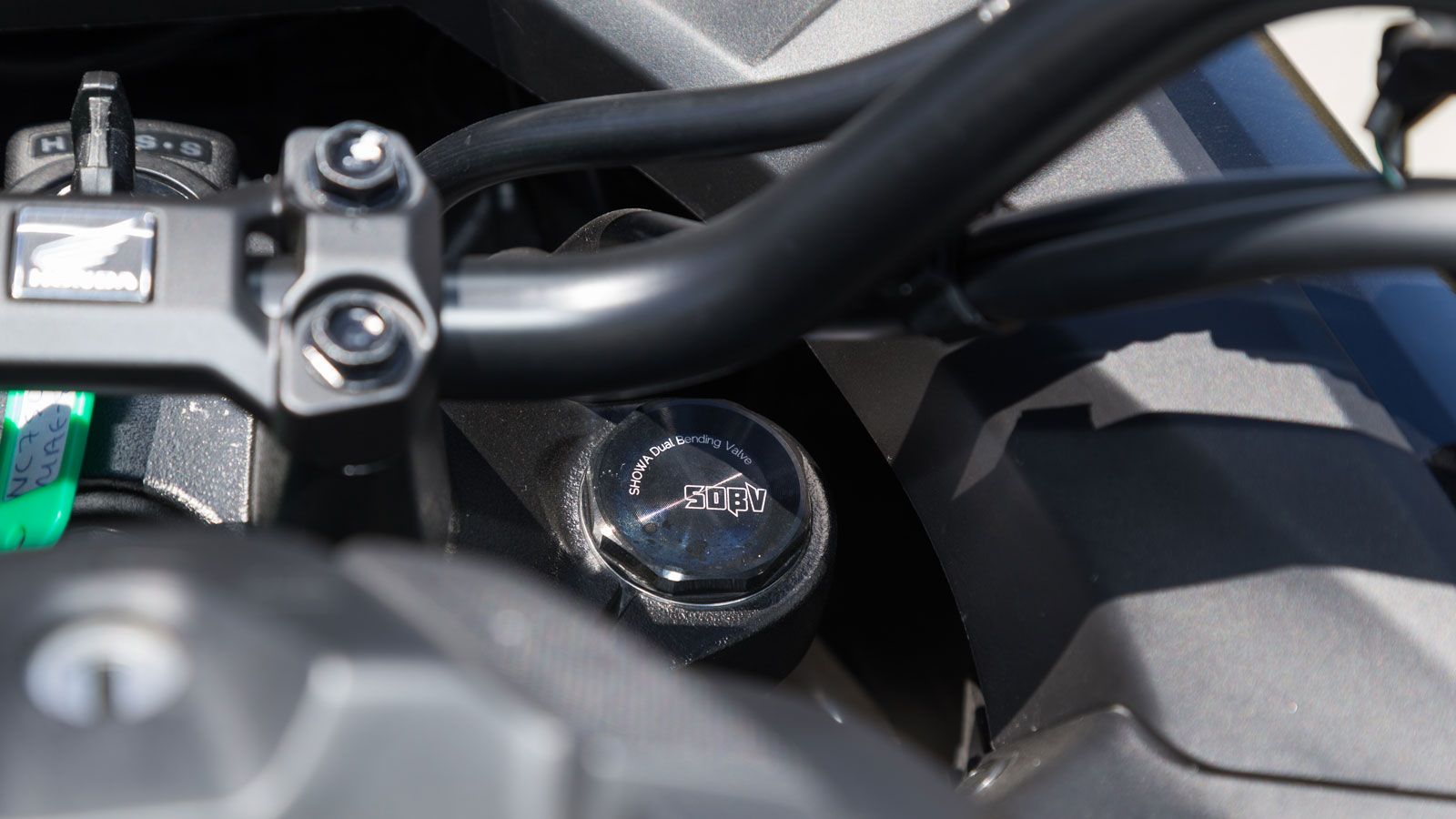 Η γεωμετρία του ευνοεί την σταθερότητα με γωνία κάστερ 27° και ίχνος 110 mm, το μεταξόνιο βρίσκεται στα 1530χιλ., ενώ το συνολικό βάρος των 226 κιλών 