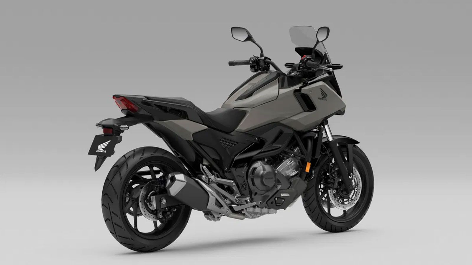 Η μετάβαση σε διπλό δίσκο 296 mm με Nissin 2-πίστονες δαγκάνες βελτίωσε θεαματικά το φρενάρισμα, ενώ η νέα LED μονάδα εμπρός αύξησε τη φωτεινότητα κατ