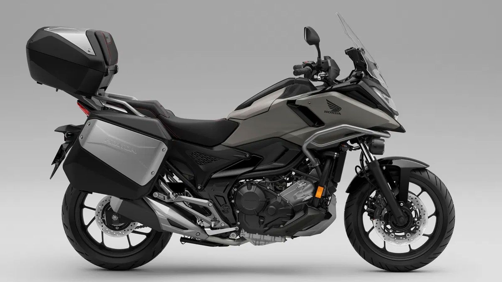 
Η Honda NC750X 2026 επιστρέφει στην επικαιρότητα με μια μικρή αλλά ουσιαστική ανανέωση, αποκτώντας νέα χρωματική επιλογή Matt Deep Mud Gray με Graph