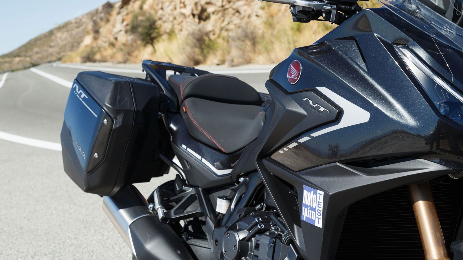  Η απόσταση της σέλας από το έδαφος έχει παραμείνει στα αρκετά προσβάσιμα 820χλστ, αυτή όμως έχει αλλάξει προσφέροντας βελτιωμένα επίπεδα άνεσης, χάρη