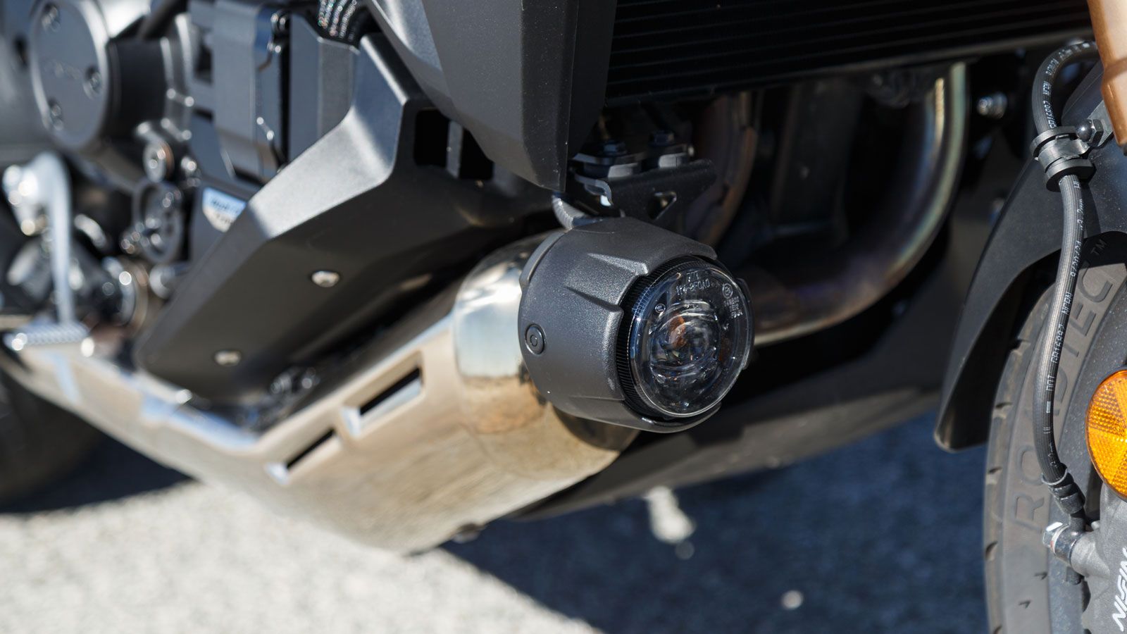  Στον προαιρετικό εξοπλισμό θα βρεις φυσικά πολλές προσθήκες, προσανατολισμένες στο να κάνουν το ταξίδι σου πιο άνετο όπως κεντρική βαλίτσα, προβολάκι