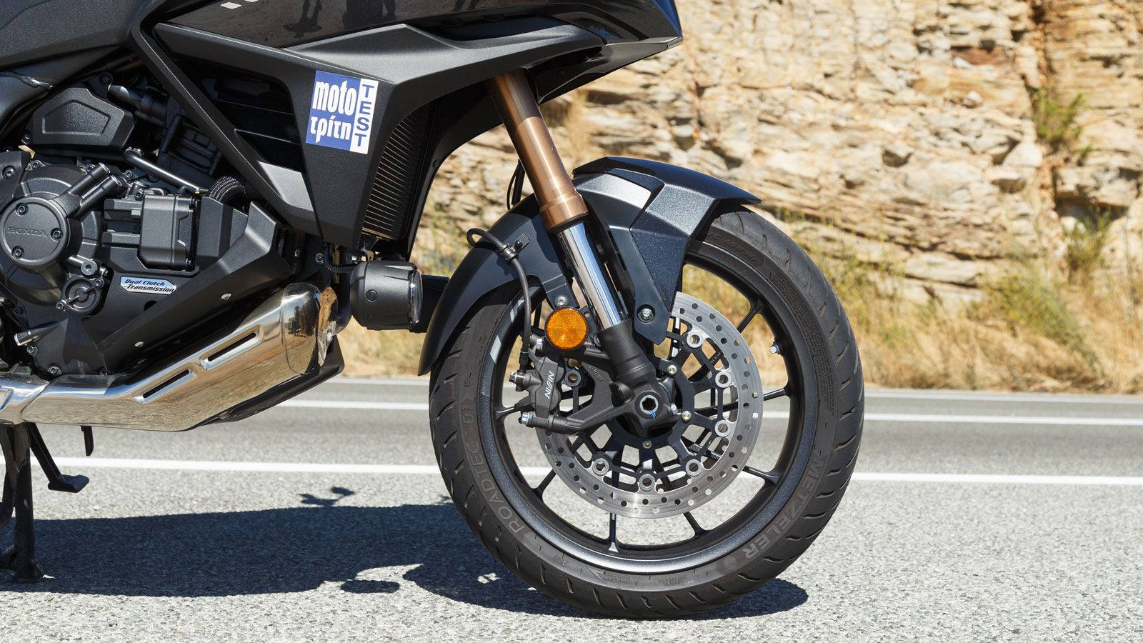  Στο σύστημα πέδησης θα βρεις τους ίδιους δίσκους 310χλστ με ακτινικές τετραπίστονες δαγκάνες της Nissin εμπρός και τον δίσκο 256χλστ πίσω με μονοέμβο