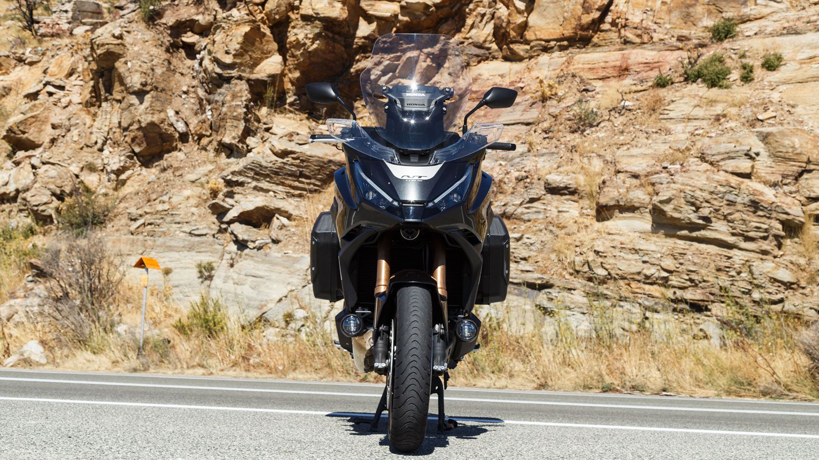 Για το 2025 λοιπόν, το NT1100 αποκτά νέους LED προβολείς εμπρός, στους οποίους τα φώτα ημέρας μετακινούνται στο πάνω μέρος και μοιάζουν πλέον με φρύδι