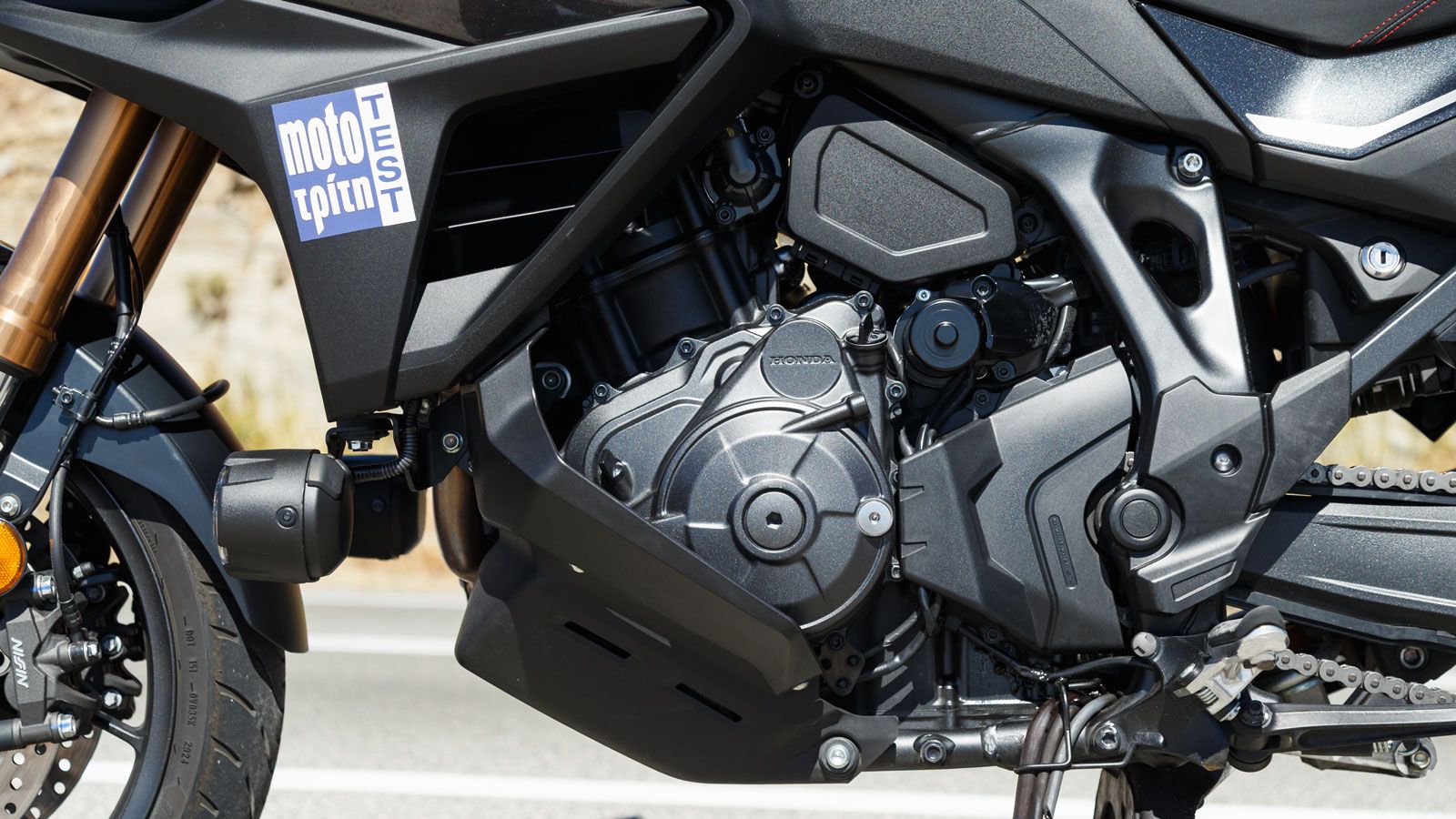 Στην «καρδιά» του Honda NT1100, βρίσκεται ο δικύλινδρος εν σειρά κινητήρας 1.084cc που συναντάμε και στην επιβλητική Adventure Africa Twin, με διαστήμ