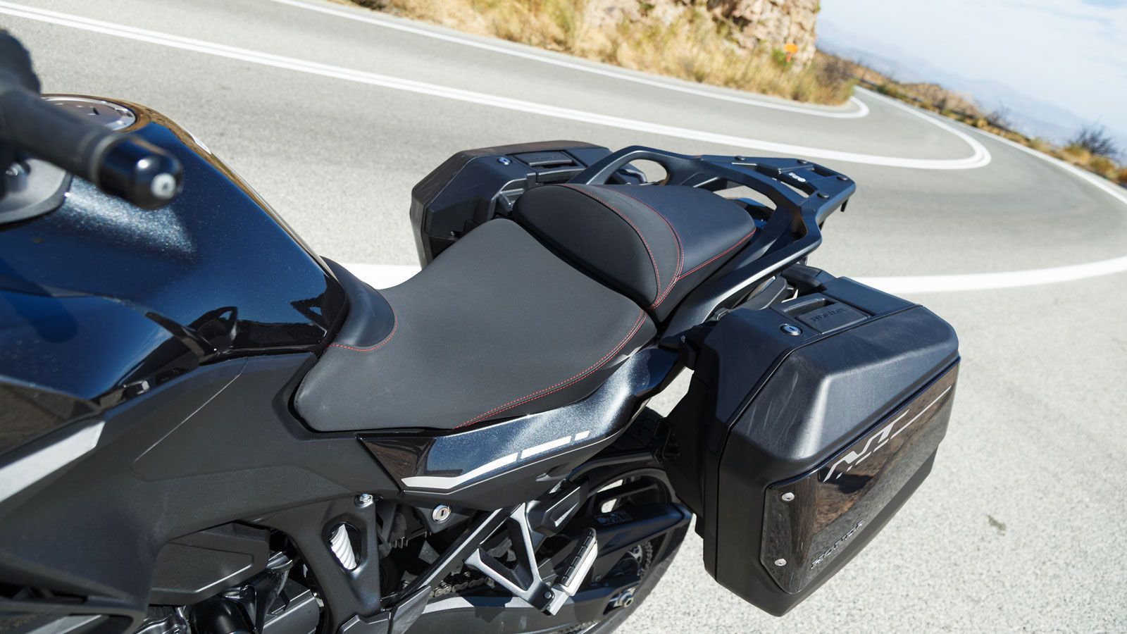 Το εργονομικό τρίγωνο του NT1100, έχει παραμείνει ίδιο τοποθετώντας τον αναβάτη σε μία αρκετά όρθια θέση οδήγησης, χωρίς να έχει πολύ λυγισμένα τα γόν