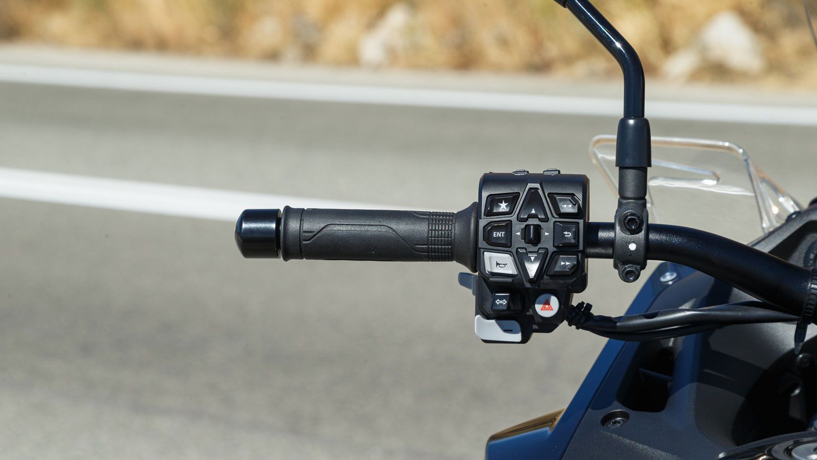  Ο χειρισμός του μενού με τα 8 κουμπιά στο σύνολο είναι ελαφρώς περίπλοκος και θα χρειαστείς αρκετό χρόνο για να εξοικειωθείς με αυτόν, η φωτεινότητα 