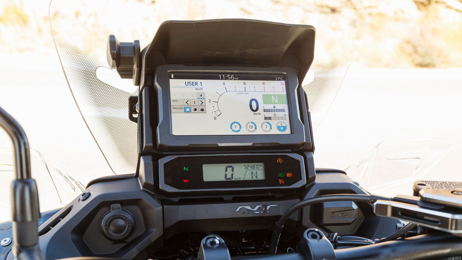 Περνώντας στην οθόνη, ή μάλλον τις οθόνες, η γνωστή διάταξη μίας TFT 6,5 ιντσών στο πάνω μέρος και μίας μικρής LCD από κάτω παραμένει. 