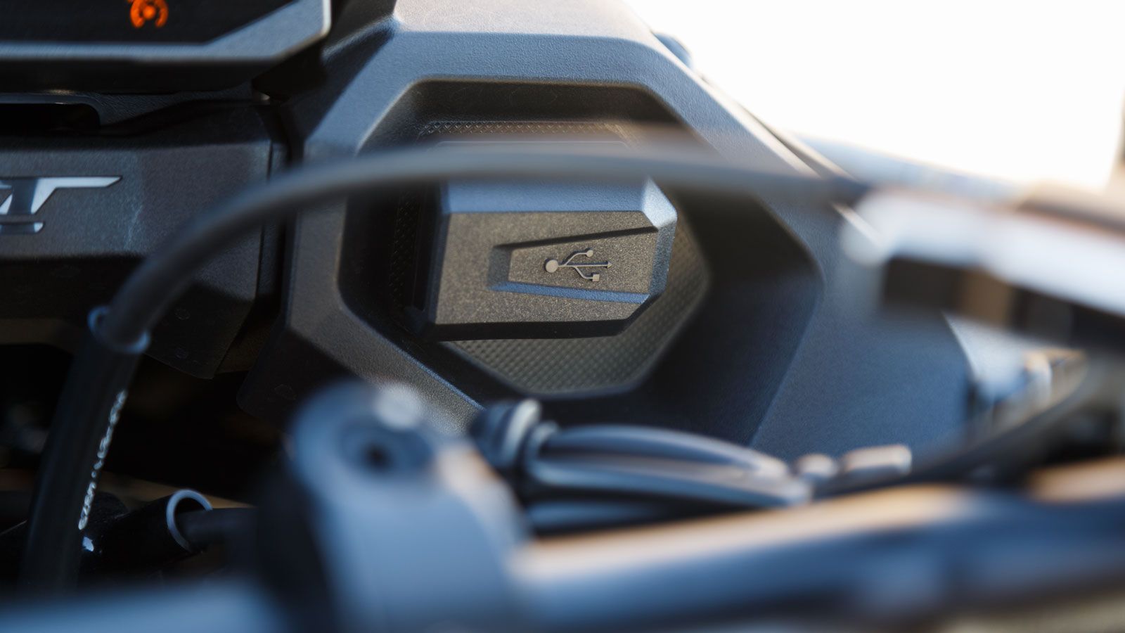 Υπάρχει μία παροχή ρεύματος 12V, θύρα φόρτισης USB, ESS που ενεργοποιεί τα αλάρμ σε απότομες επιβραδύνσεις και τα φλας ακυρώνονται αυτόματα αφού στρίψ