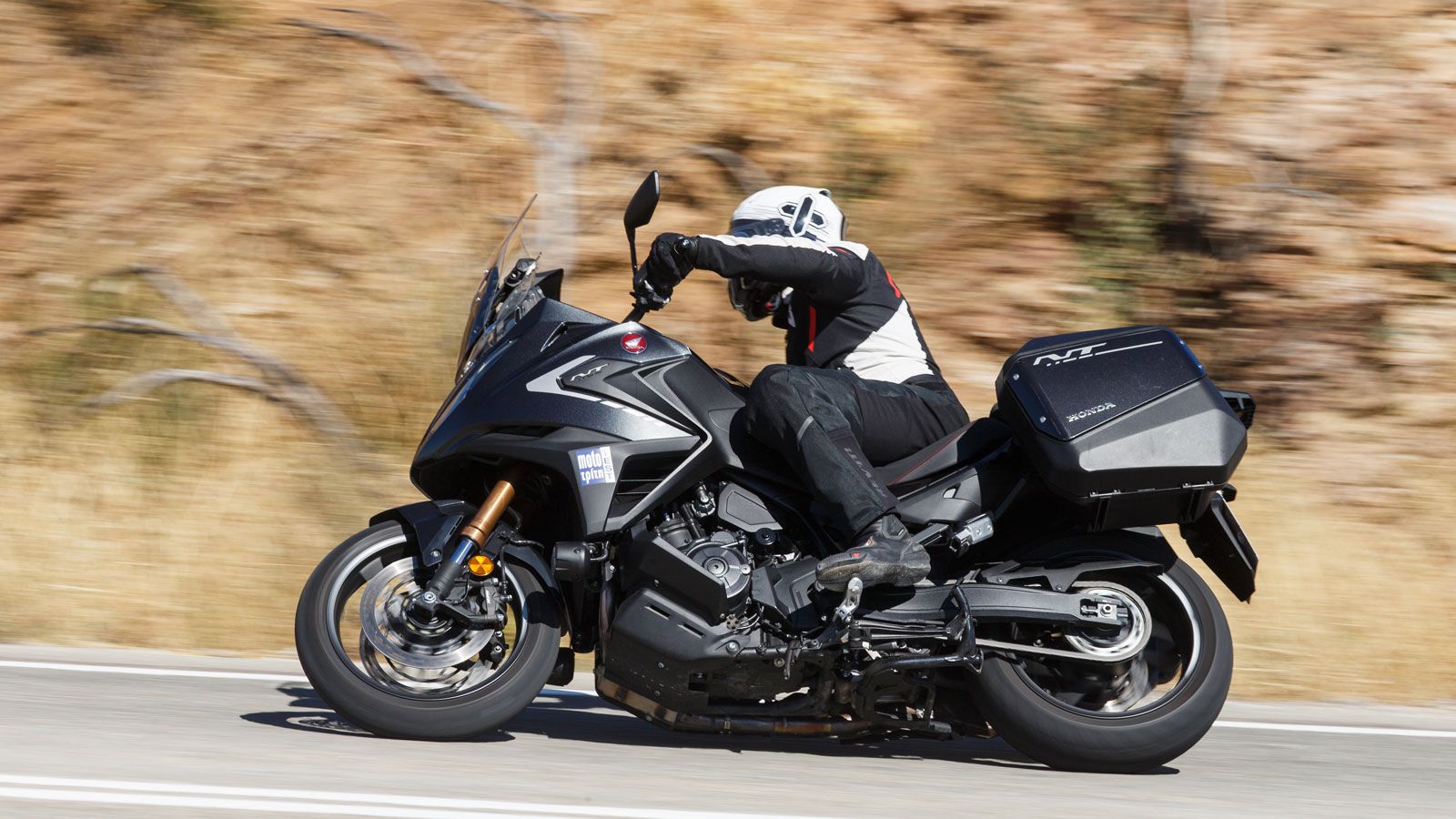 Σε μία εποχή όπου οι τάσεις έχουν εκτοξεύσει την δημοτικότητα του ταξιδιού σε δύο τροχούς, η Honda εξελίσσει το μοναδικό Crossover μοντέλο της, που ήδ