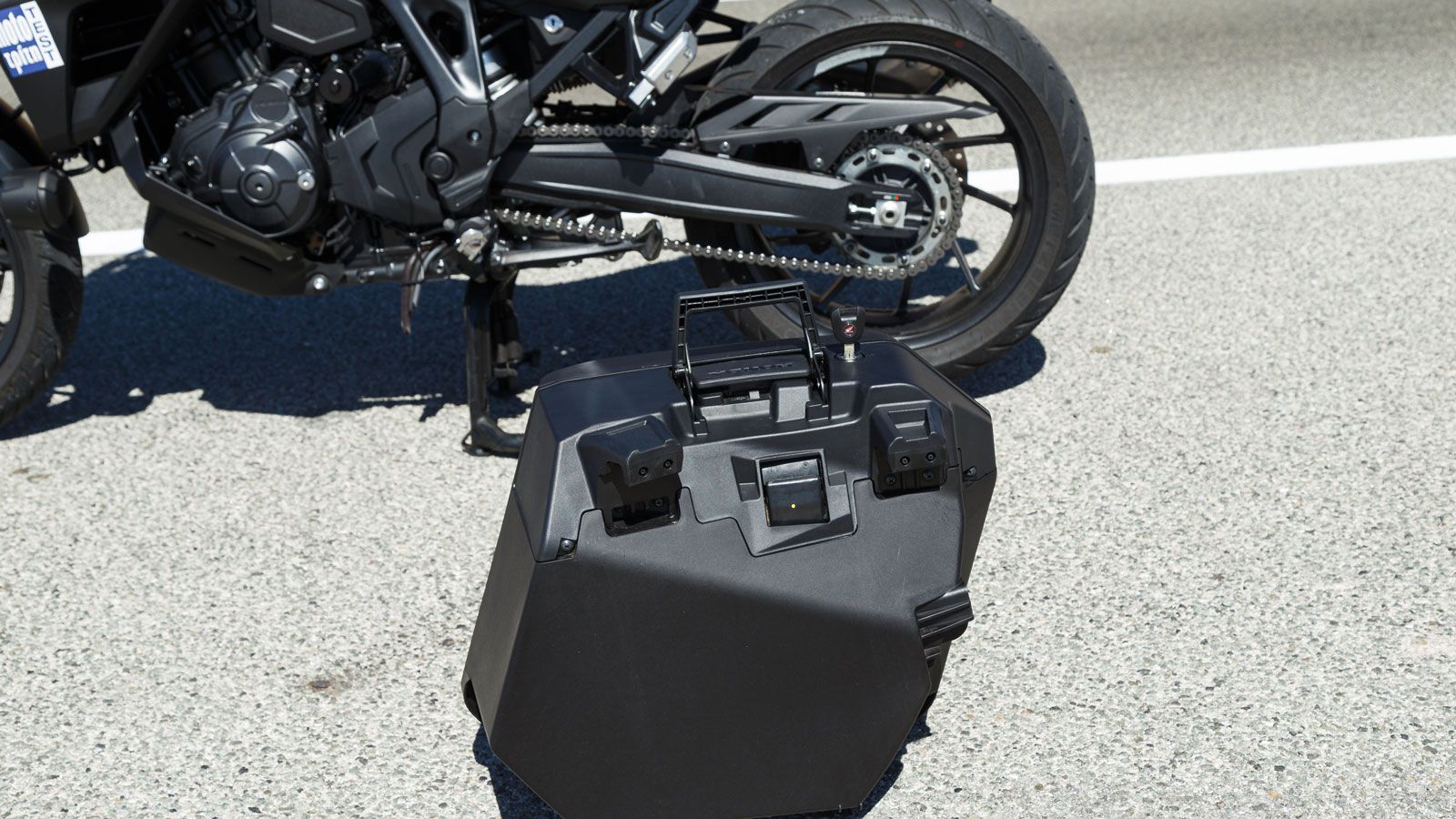 Με ένα πολύ εύκολο σύστημα τοποθέτησης και ξεκλειδώματος - που δεν επιτρέπει στο κλειδί να βγει εάν δεν κλειδώσουν ώστε τα αντικείμενά σου να παραμένο