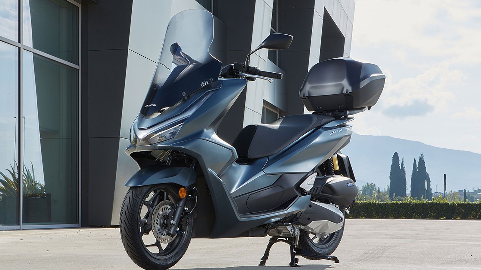 Για το PCX125, το δημοφιλέστερο scooter της Honda στην Ελλάδα, η χειμερινή ενέργεια περιλαμβάνει δωροεπιταγή αξίας 250 ευρώ που μπορεί να χρησιμοποιηθ
