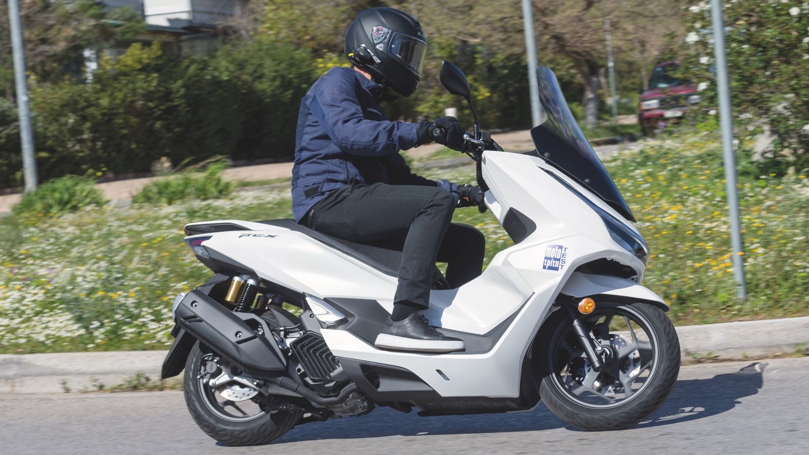 Ο κινητήρας έχει ραφιναρισμένη λειτουργία και δεν «χαμπαριάζει» ακόμα και στην τελική του ταχύτητα.