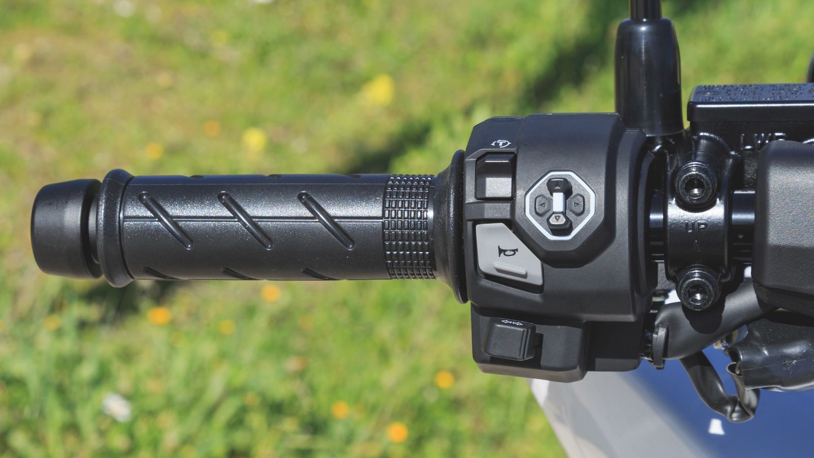 Τα θερμαινόμενα γκριπ είναι μέρος του προαιρετικού εξοπλισμού, όπως και ο μεγάλος ανεμοθώρακας και η μπαγκαζιέρα keyless.