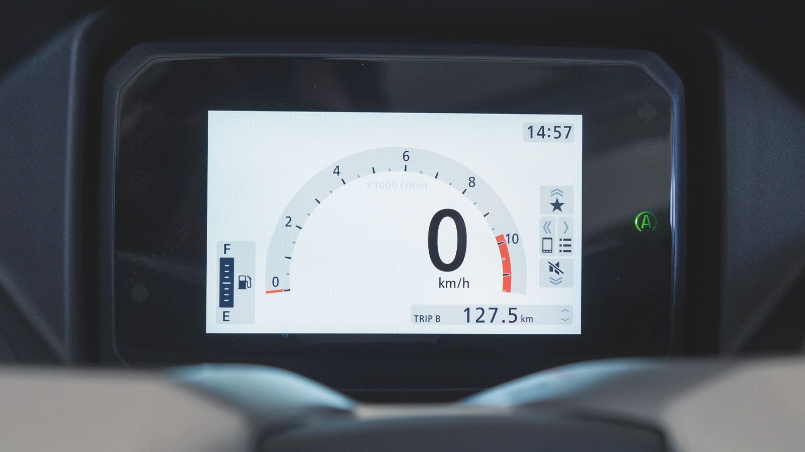 Η οθόνη της έκδοσης DX είναι τεχνολογίας TFT και διαμέτρου 5 ιντσών με τρία διαφορετικά θέματα, ενώ η αυτόματη λειτουργία ημέρας και η αυτόματη φωτειν