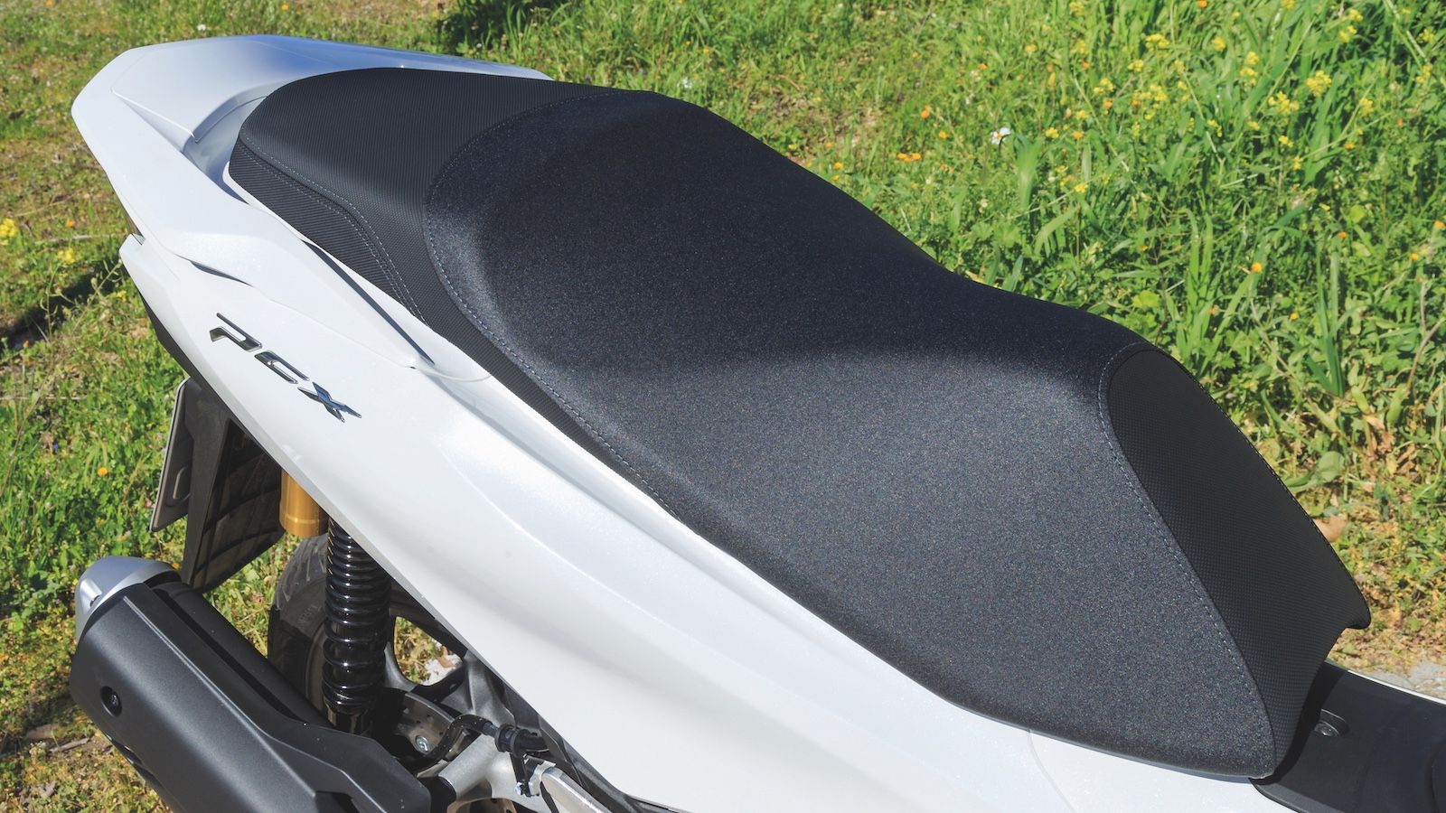 Η σέλα έχει 763 χιλιοστά απόσταση από το έδαφος και είναι η επιτομή της άνεσης με αφρώδες υλικό που έχει βρει τη χρυσή τομή ανάμεσα στη σωστή στήριξη 