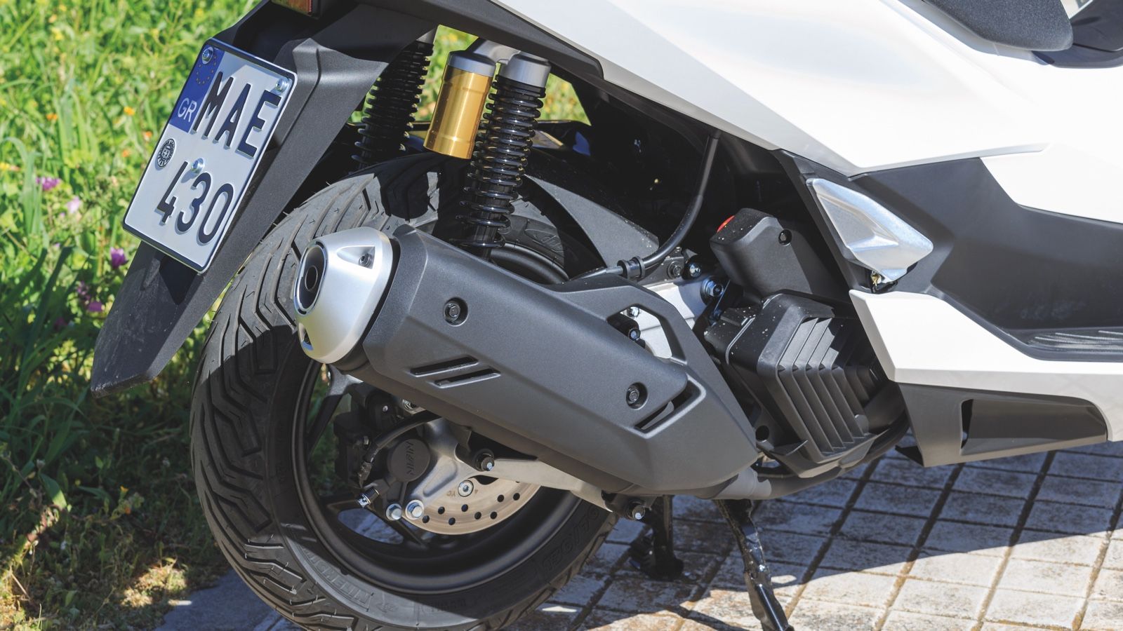 Η αναβαθμισμένη πίσω ανάρτηση με τα αμορτισέρ (διαδρομής 95 χιλιοστών) με τα εξωτερικά δοχεία αζώτου συνεργάζεται άψογα με το τηλεσκοπικό πιρούνι διαμ