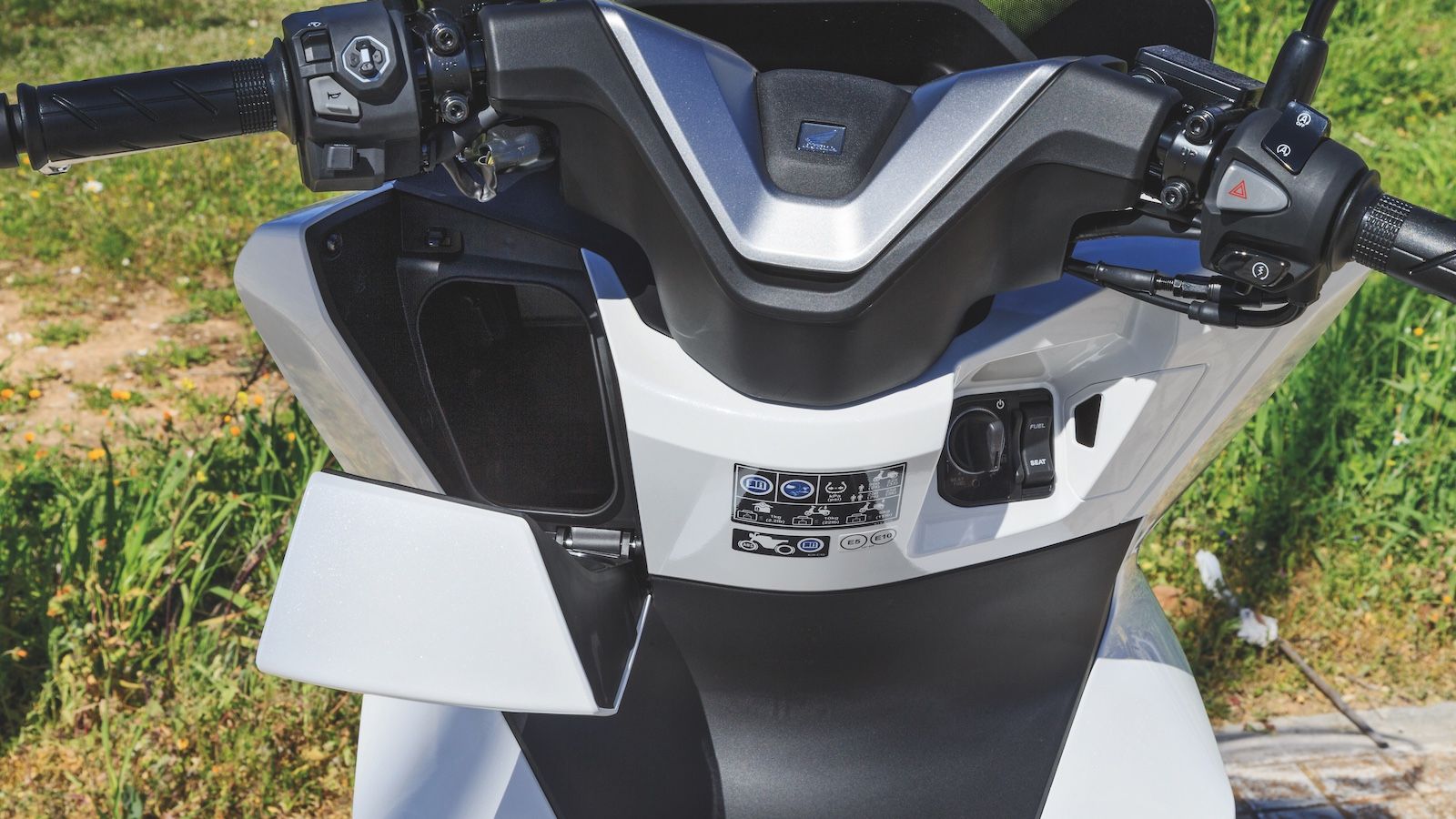 Το ντουλαπάκι τής ποδιάς δεν κλειδώνει.