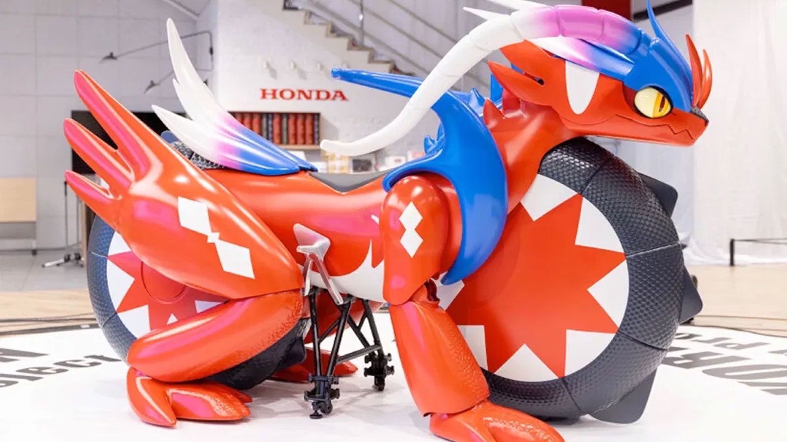 Η Honda φέρνει στο προσκήνιο μια από τις πιο απρόσμενες και φουτουριστικές δημιουργίες της: Μια μοτοσυκλέτα εμπνευσμένη από τον Koraidon του Poké