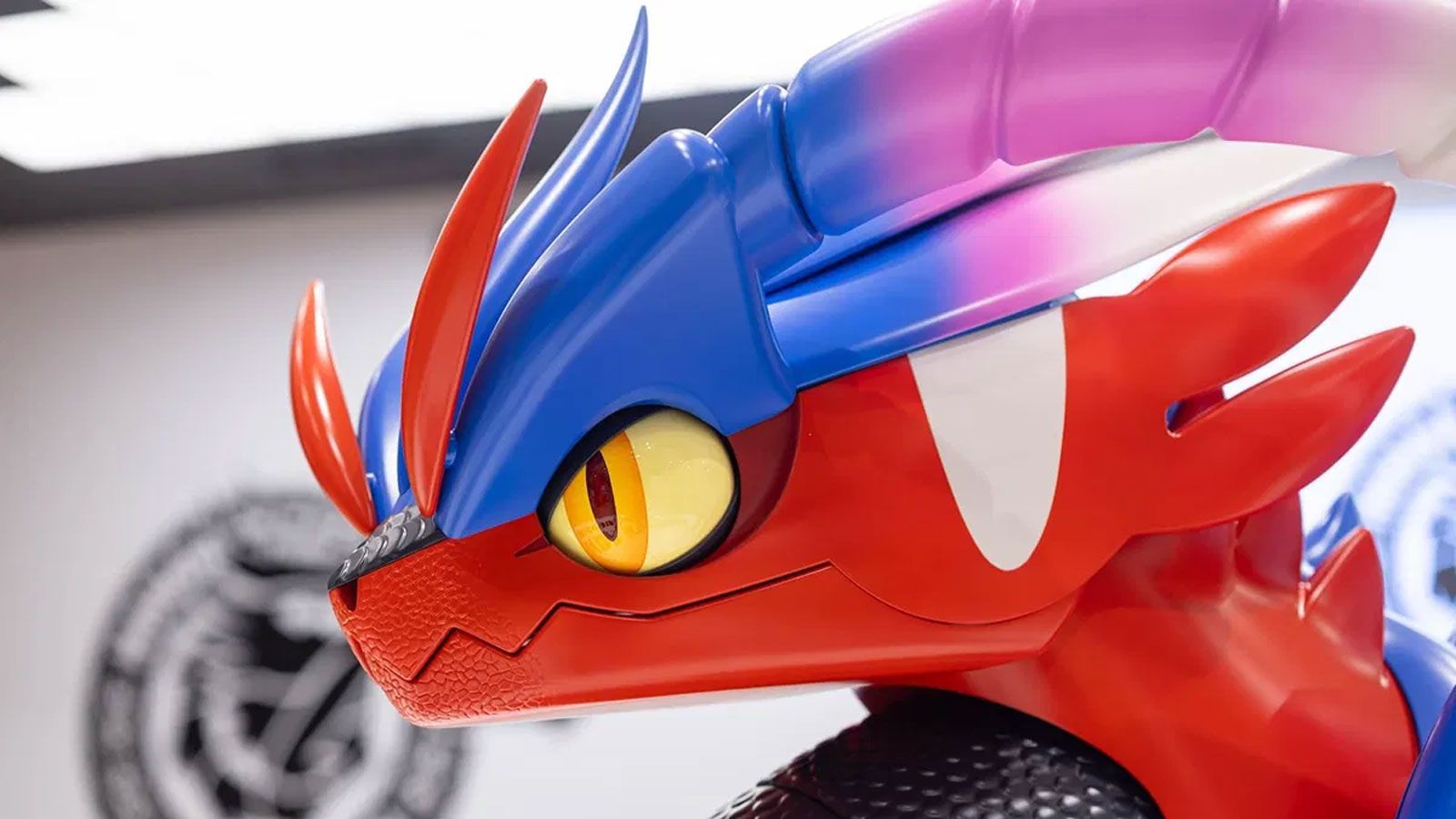 Η εμπρός όψη της μηχανής διαθέτει μια ψηφιακή «έκφραση» που αλλάζει με την ταχύτητα, με χαρακτηριστικά όπως φρύδια που κουνιούνται και «γκριμάτσες».