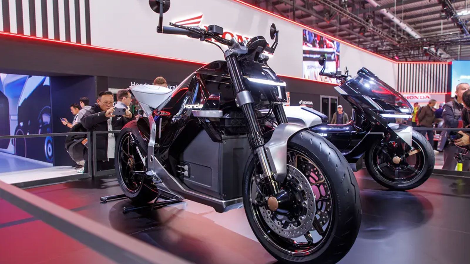 Η Honda δεν περιορίζεται όμως στα αστικά scooters. Το πρόσφατο πρωτότυπο EV Fun, που παρουσιάστηκε σε EICMA και Goodwood, στοχεύει σε χρήστες που θέλο