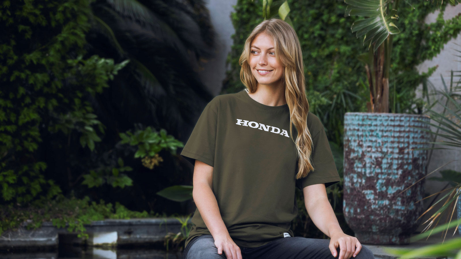 Η φιλοσοφία της ιαπωνικής εταιρείας αποτυπώνεται σε ρούχα που δεν απευθύνονται μόνο στους αναβάτες, αλλά και σε όλους όσοι μοιράζονται το ίδιο πάθος γ