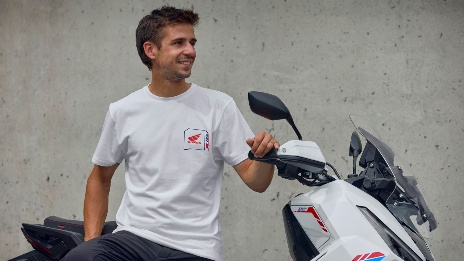 Κάθε συλλογή αντιπροσωπεύει μια διαφορετική πτυχή της Honda — από το αγωνιστικό DNA μέχρι την premium αισθητική και το καθημερινό lifestyle.