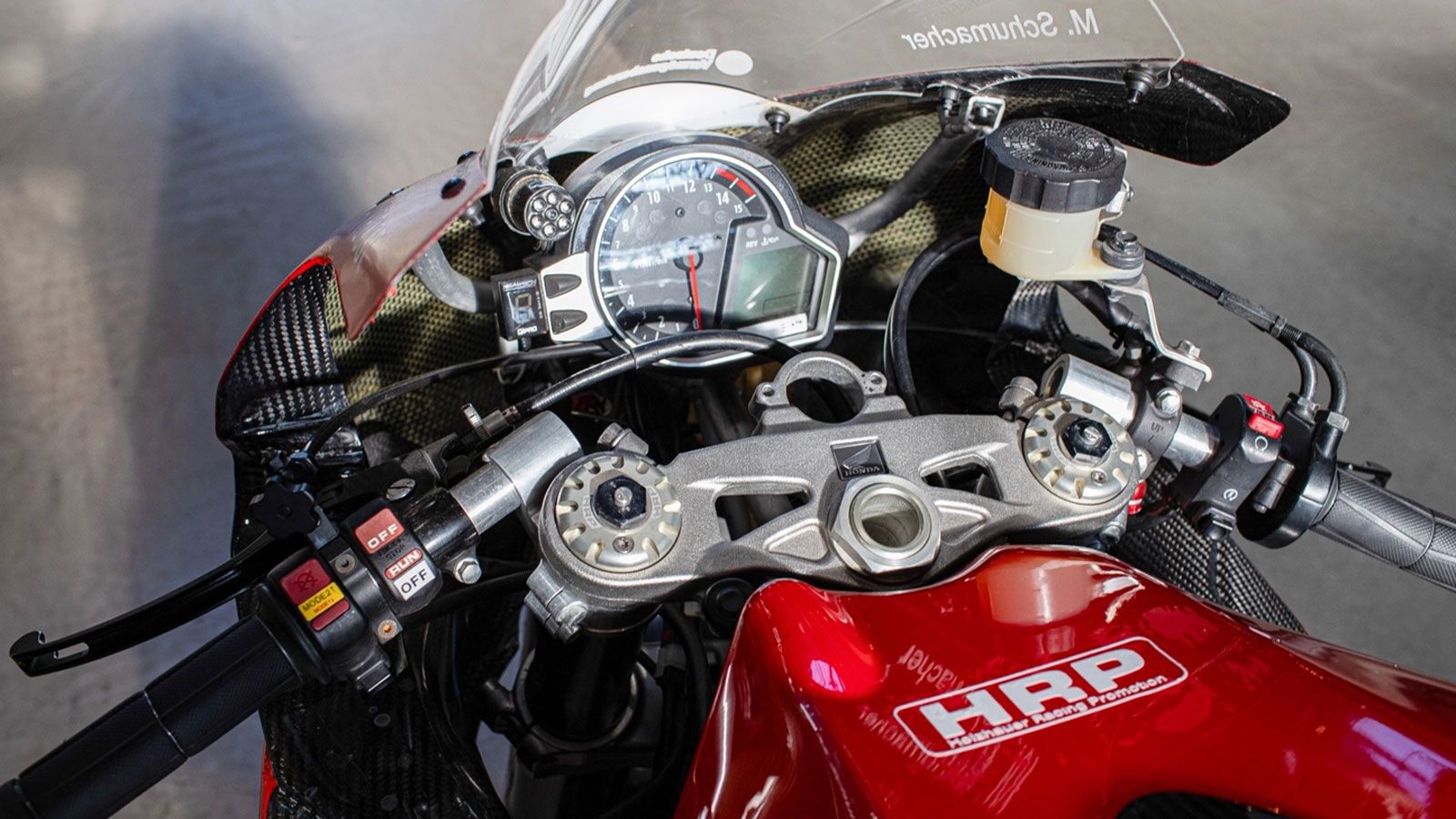 Η μοτοσυκλέτα έφερε όλα τα χαρακτηριστικά μιας κορυφαίας αγωνιστικής μηχανής της εποχής: Αγωνιστική ECU, airbox, clip-ons, rearsets και ανθρακονημάτιν