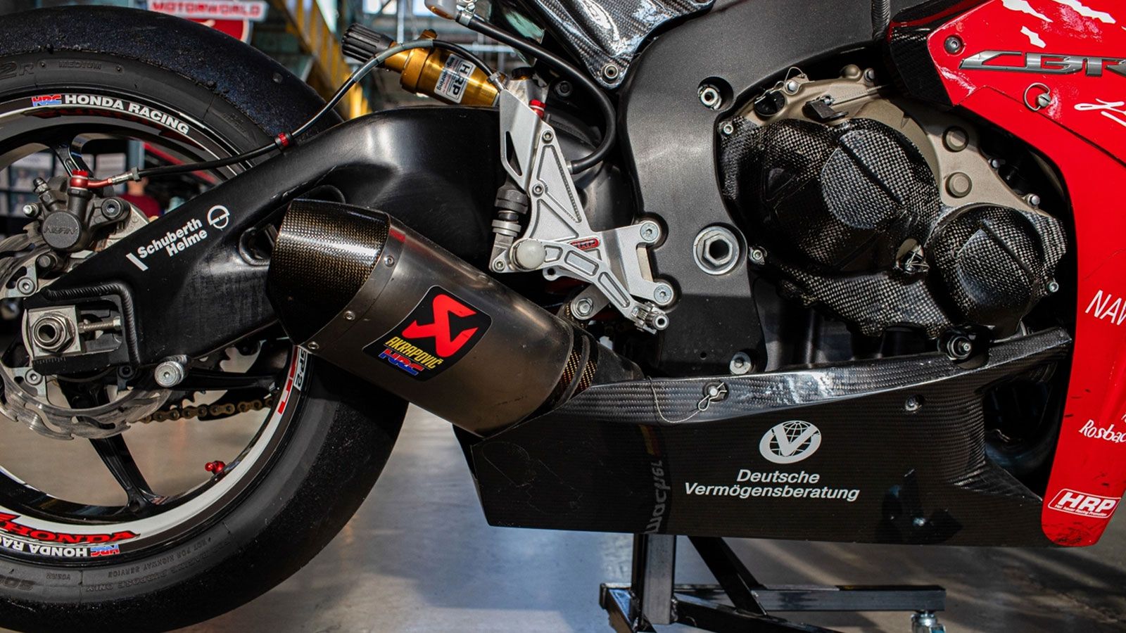 Επίσης διέθετε quickshifter, εξάτμιση Akrapovič, καθώς και τρία ξεχωριστά αναμνηστικά: υπογεγραμμένο κράνος Schuberth, υπογεγραμμένα αγωνιστικά γ