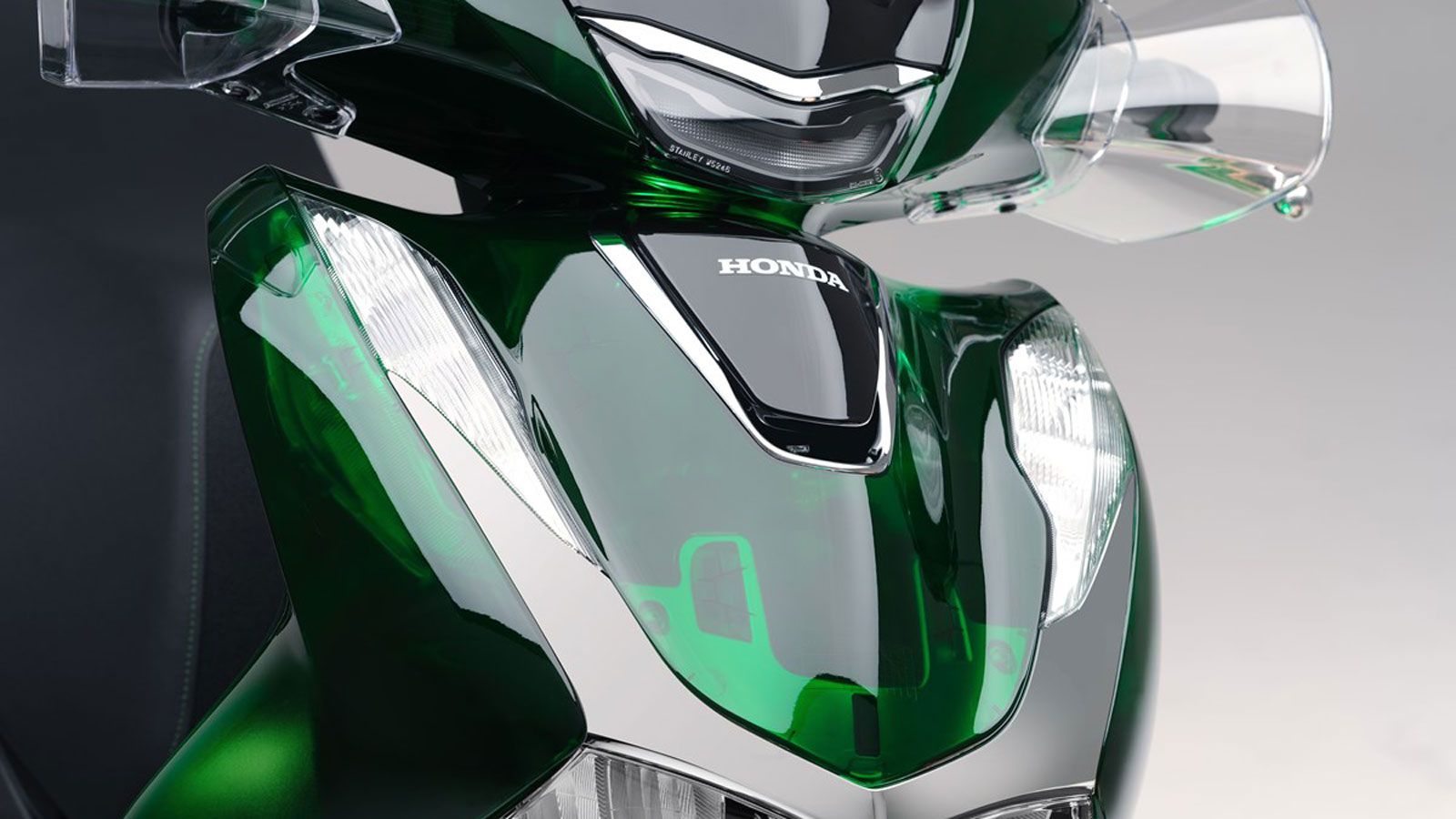 Το scooter ξεχωρίζει χάρη στο ημιδιάφανο πράσινο φέρινγκ, που σχεδιάστηκε στο εργοστάσιο της Atessa στην Ιταλία και προσφέρει μοναδική αισθητική ταυτό