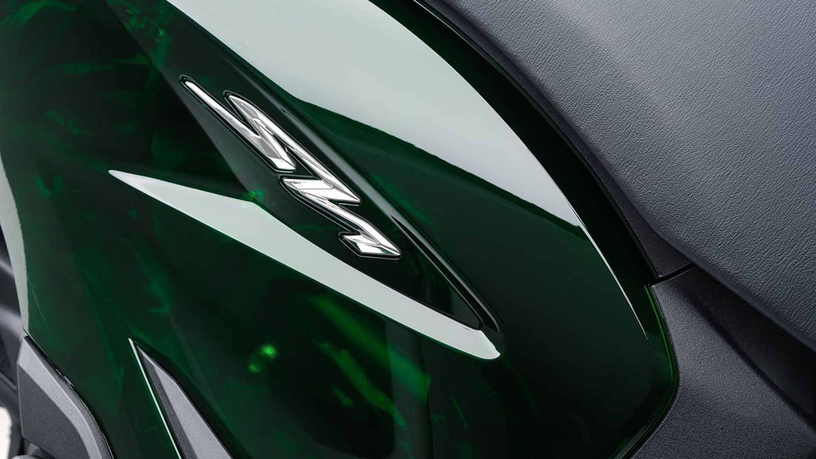 Εκτός από εντυπωσιακή εμφάνιση, η νέα βαφή μειώνει τις εκπομπές CO₂ κατά περίπου 9,5% συγκριτικά με τις κλασικές βαφές.