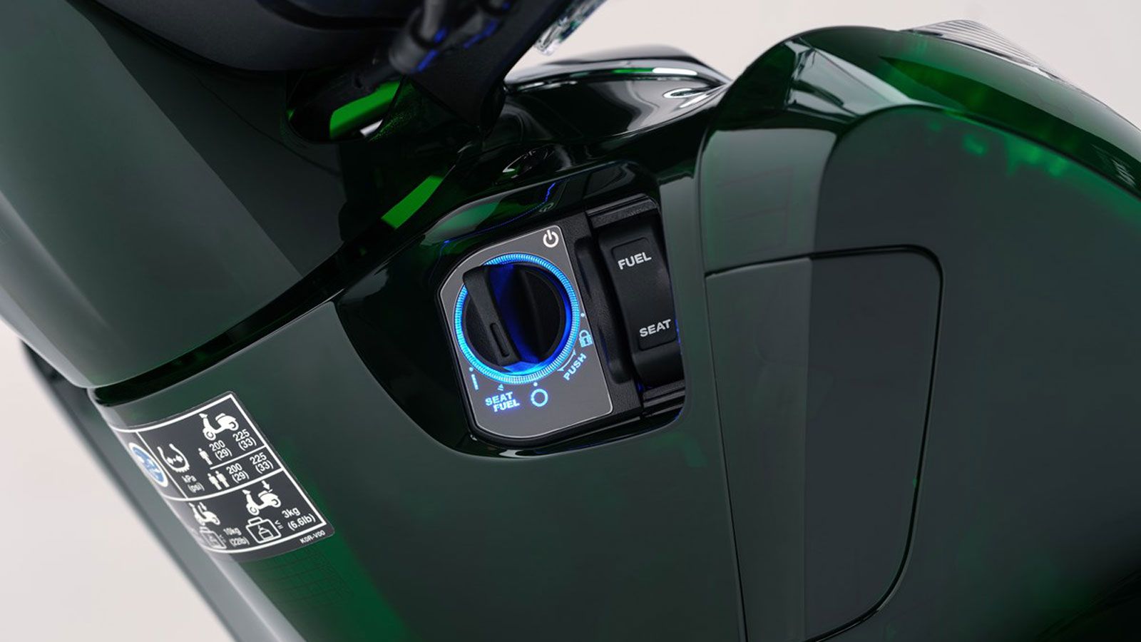 Στον εξοπλισμό περιλαμβάνεται νέα οθόνη LCD, πλήρης φωτισμός LED και το σύστημα Smart Key που επιτρέπει τον χειρισμό χωρίς κλειδί.