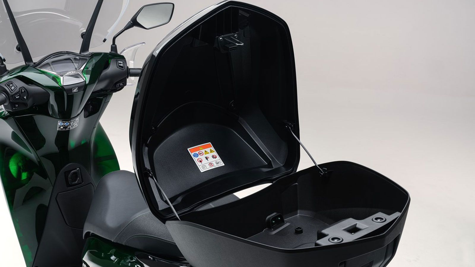 Το προαιρετικό Smart Top Box ανοίγει με το πάτημα ενός κουμπιού, προσφέροντας εύκολη πρόσβαση.