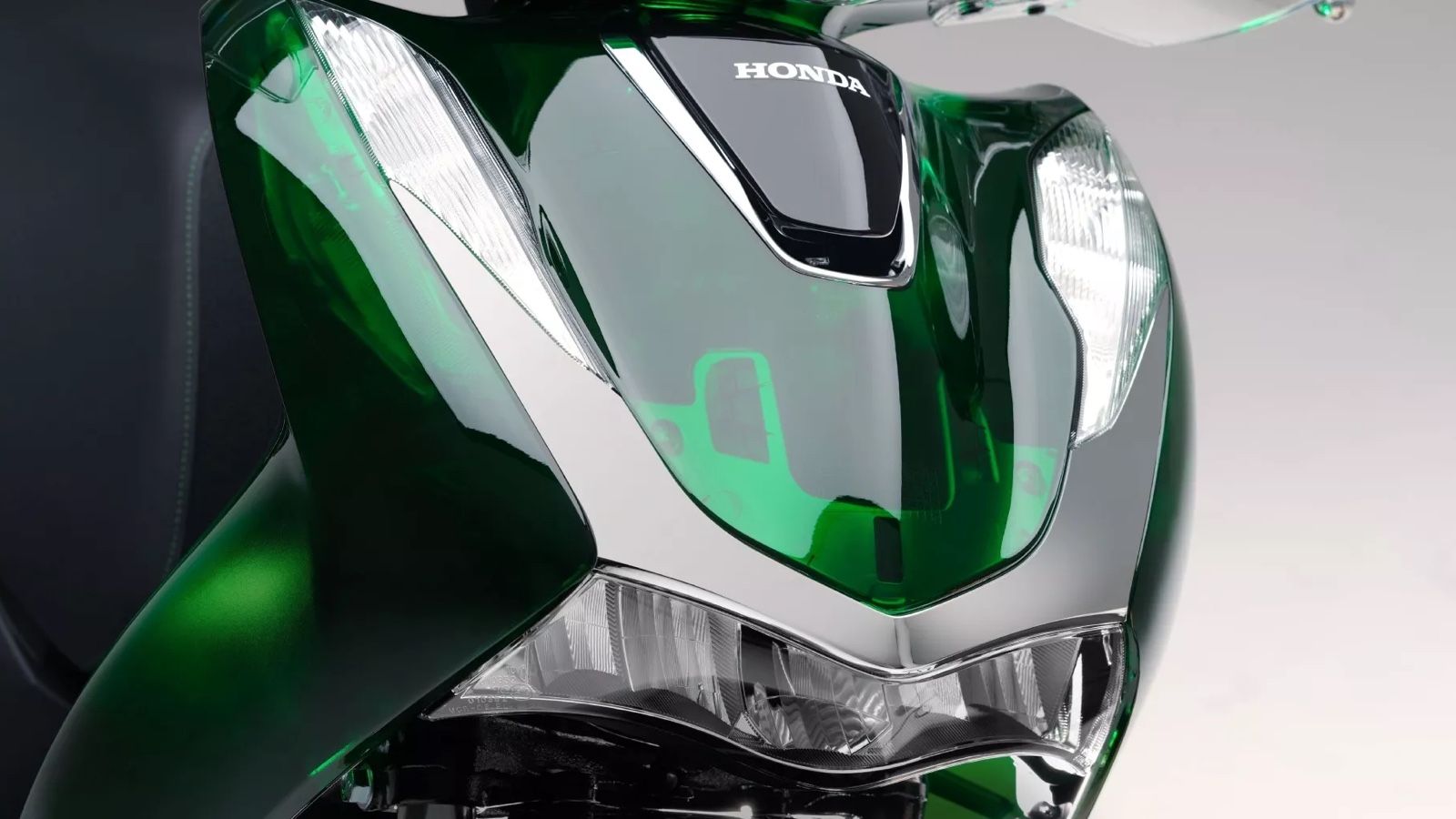 Honda SH125i/150i Vetro Edition: Πρωτοποριακός σχεδιασμός με ημιδιάφανα πλαστικά μέρη σε πράσινο χρώμα.