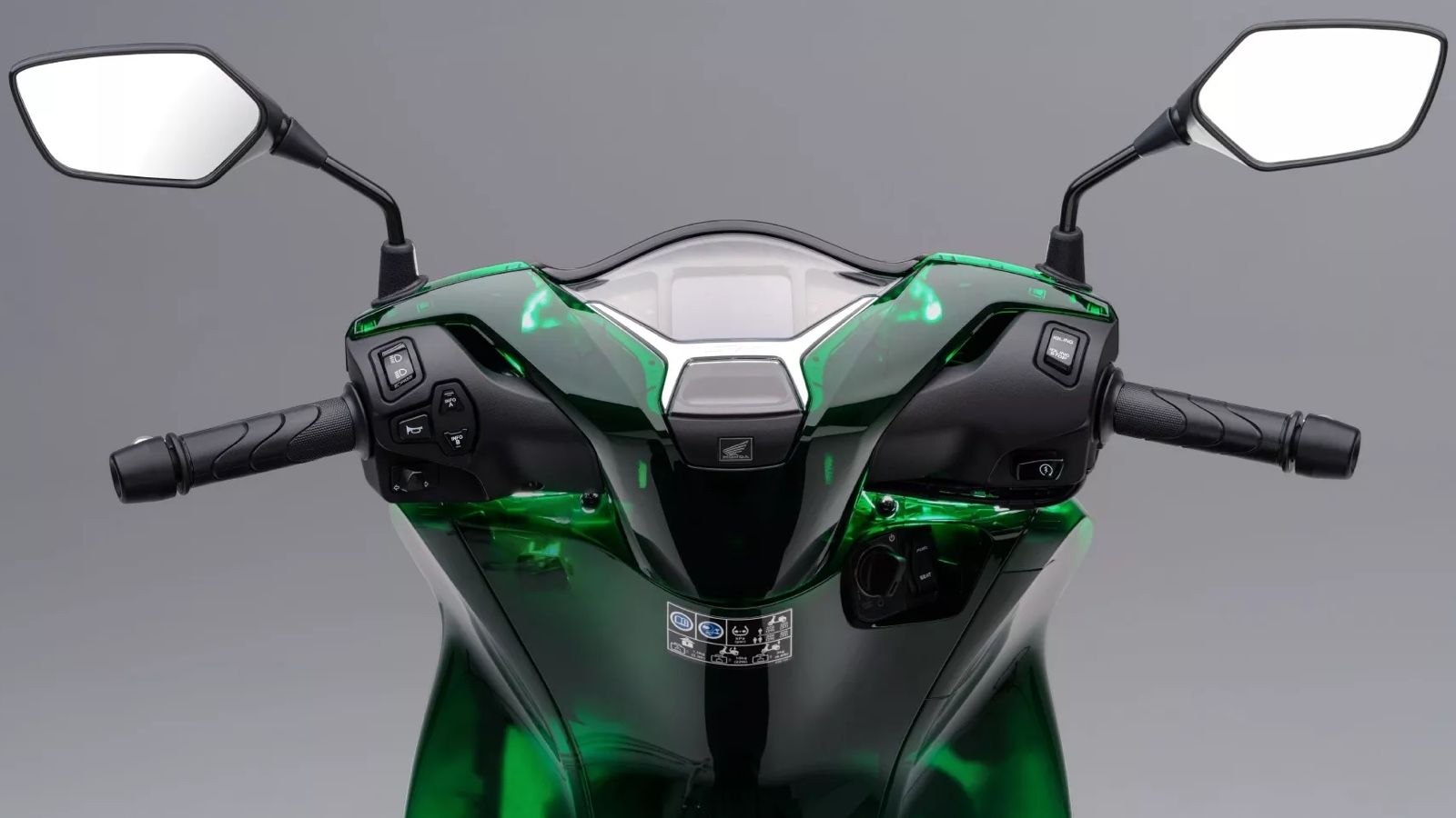 Ο αναβάτης διακρίνει μέσα από τα πλαστικά πλαίσιο, μηχανικά μέρη και κατασκευαστική δομή.