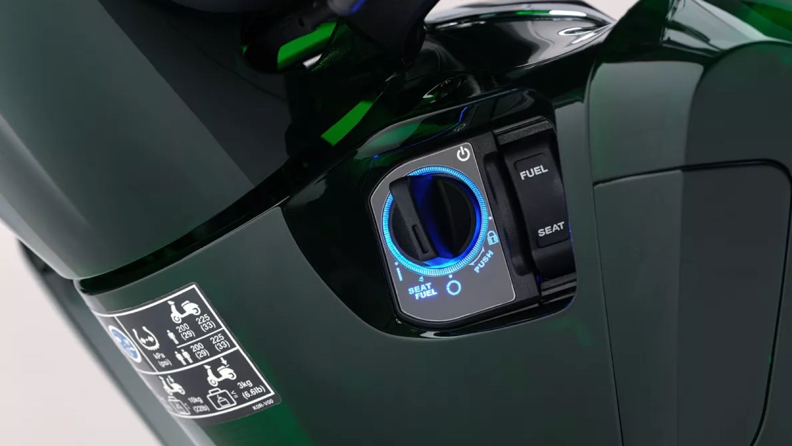 Σύστημα keyless που ξεκλειδώνει το τιμόνι, εκκινεί τον κινητήρα, ανοίγει τη σέλα και (στην αντίστοιχη έκδοση) το Top Box.