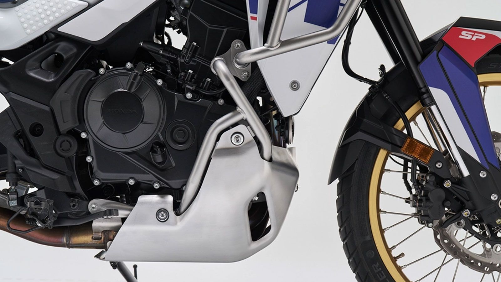 Η SP δεν αλλάζει μηχανικά, όμως αποκτά μια σειρά γνήσιων αξεσουάρ που ενισχύουν τον περιπετειώδη χαρακτήρα της. Ανάμεσά τους συναντάμε ογκώδεις προστα