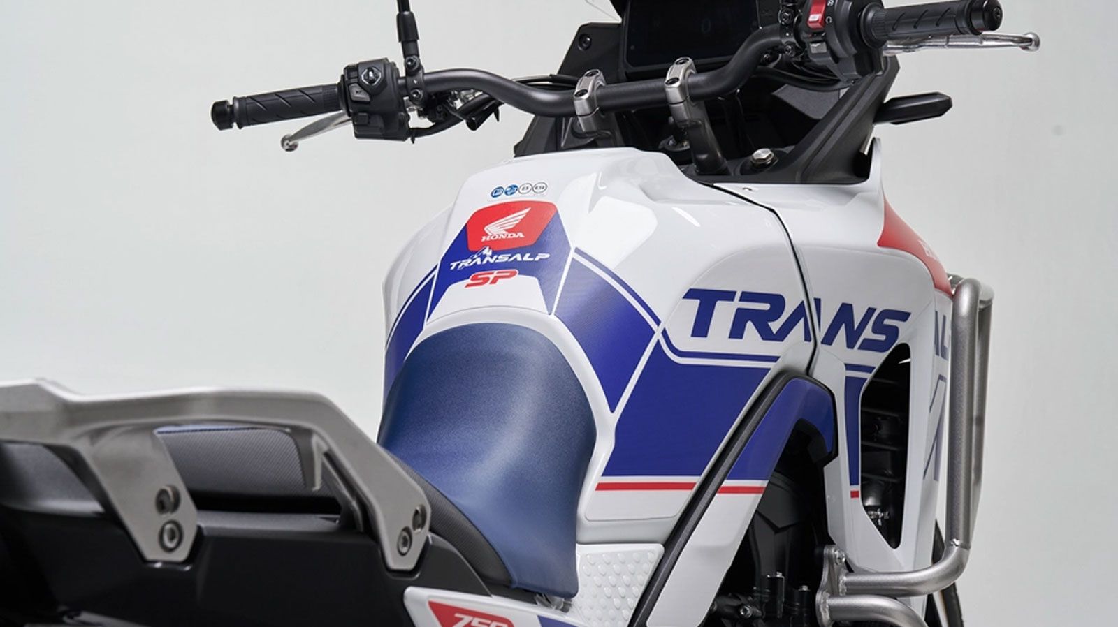 Η ειδική έκδοση φέρει νέο σετ αυτοκόλλητων με λευκή βάση και πινελιές σε κόκκινο και μοβ, μαζί με το λογότυπο SP στη βάση του ρεζερβουάρ των 16,9 λίτρ