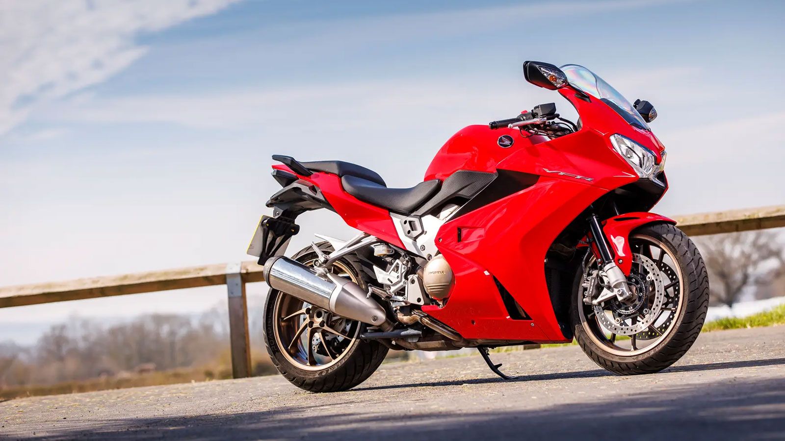 Η Honda και ο κινητήρας V4 είναι δύο ιστορίες δεμένες μεταξύ τους για σχεδόν 40 χρόνια. Από το 1982 έως το 2020, τα μοντέλα VF και VFR έφεραν τον χαρα