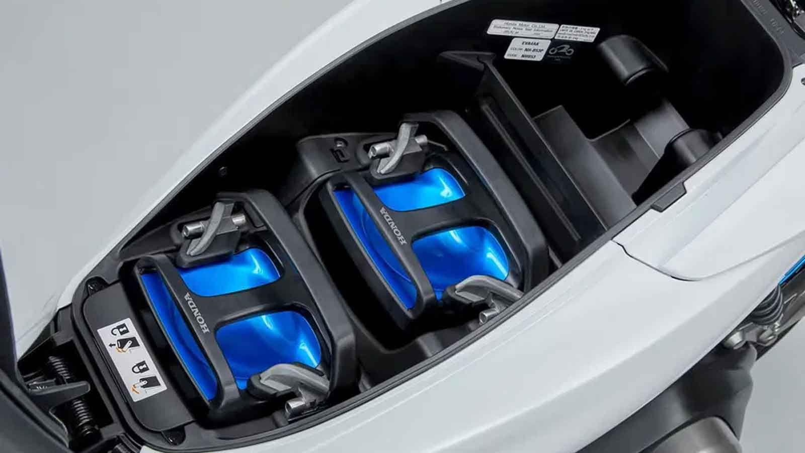 Η μοτοσυκλέτα προσφέρεται σε δύο εκδόσεις μπαταρίας, 4,1 kWh και 6,2 kWh, οι οποίες αξιοποιούν το σύστημα εναλλαγής μπαταρίας της Honda.