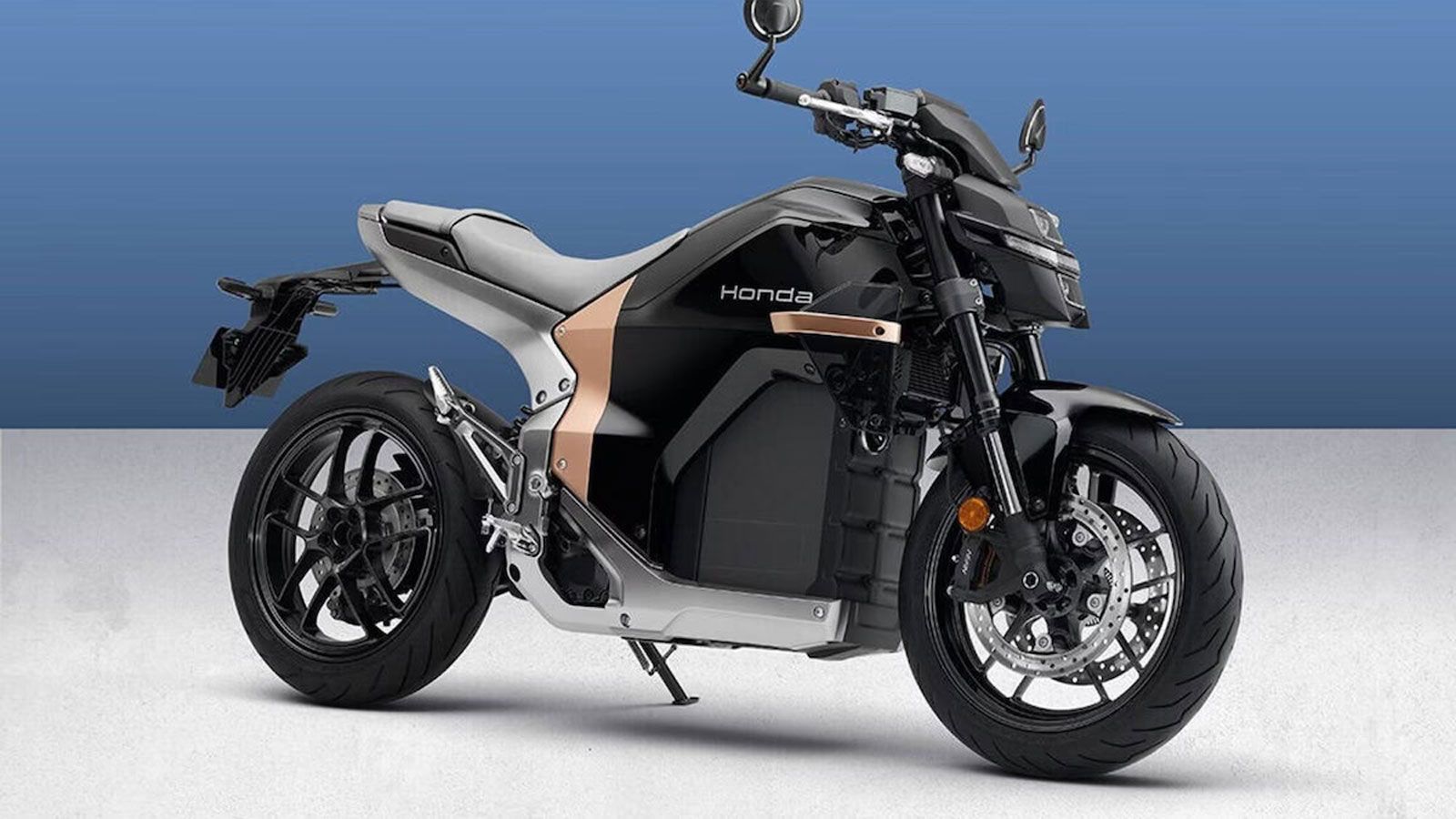 Από άποψη σχεδίασης, η μοτοσυκλέτα παραμένει πιστή στο πρωτότυπο EV Fun Concept του 2024, διατηρώντας τις αιχμηρές γραμμές και τον φουτουριστικό χαρακ