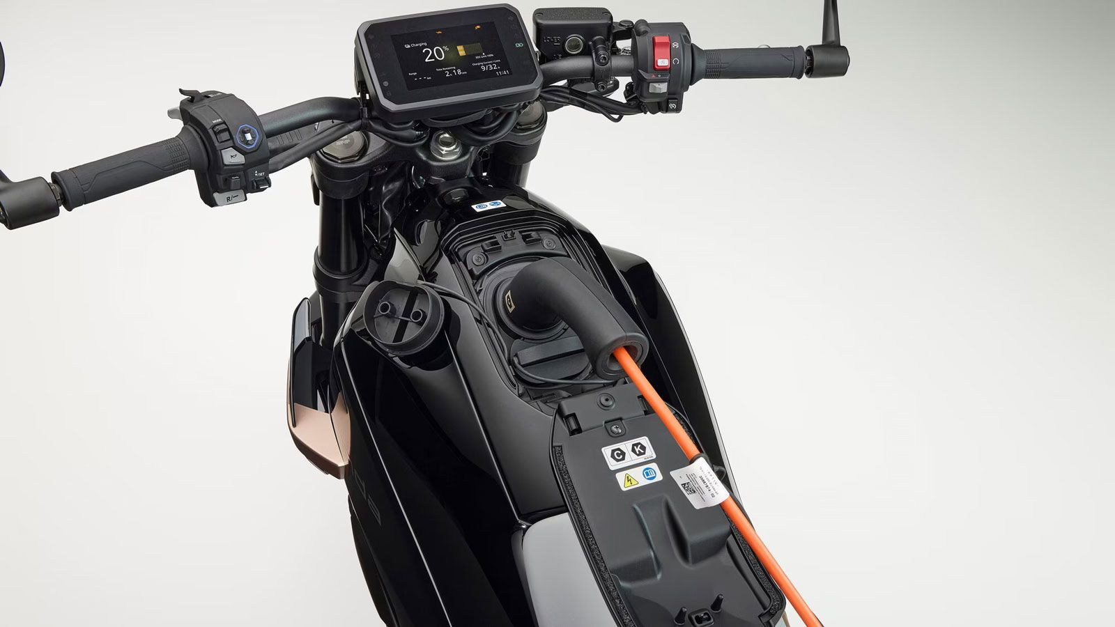 Η Honda WN7 υπόσχεται αυτονομία που ξεπερνά τα 130 χιλιόμετρα, χάρη στη σταθερή μπαταρία ιόντων λιθίου. Το στοιχείο που την κάνει να ξεχωρίζει είναι η