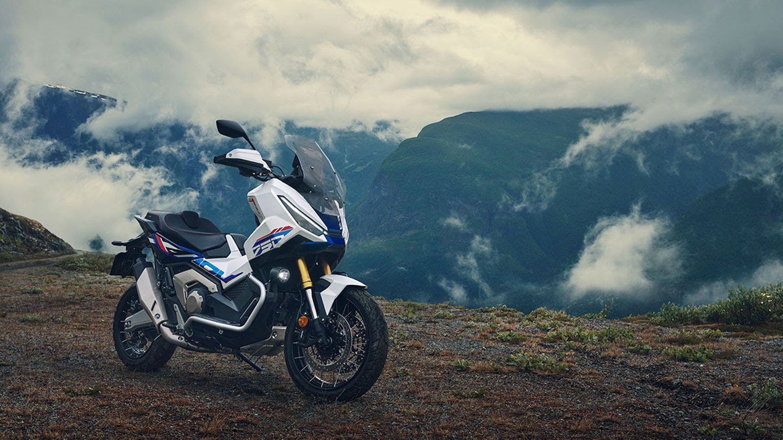 Η μεγάλη είδηση για το X-ADV είναι η νέα ειδική έκδοση Tricolor, εμπνευσμένη από τις Transalp και Africa Twin, με εντυπωσιακό συνδυασμό λευκού φόντου 