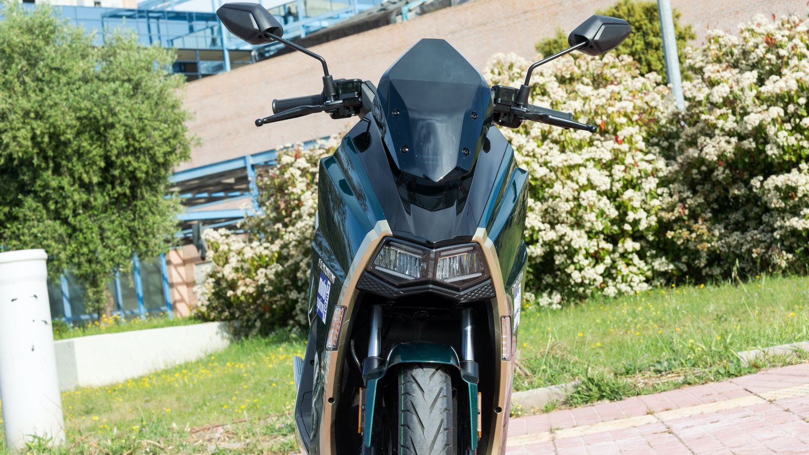 Προβολέας που διχάζει σχεδιαστικά, αλλά σε κάθε περίπτωση κερδίζει την προσοχή.