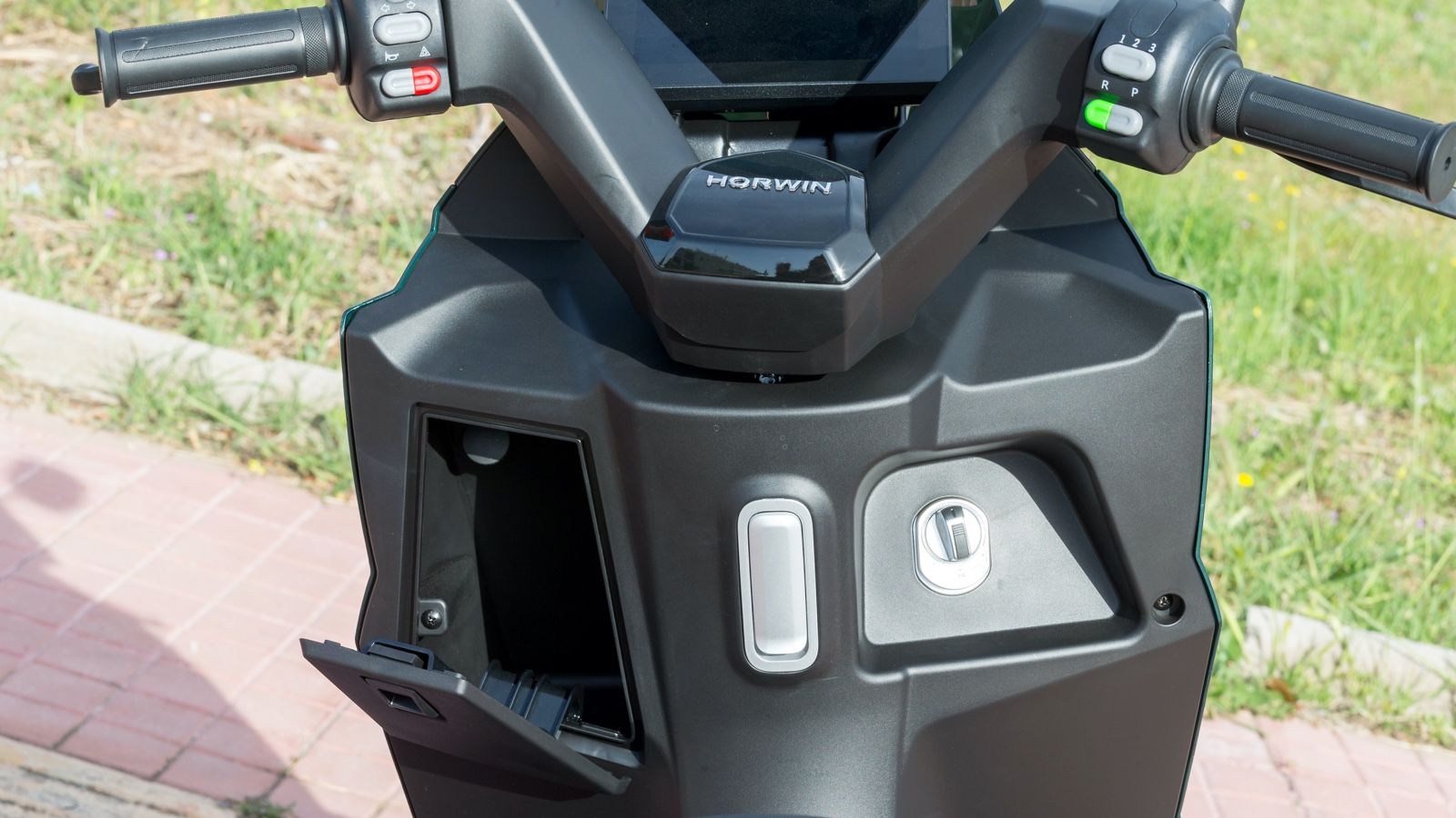 Γάντζος για ψώνια και ντουλαπάκι για μικροαντικείμενα, το οποίο μέσα έχει «κρυμμένη» και θύρα φόρτισης USB.