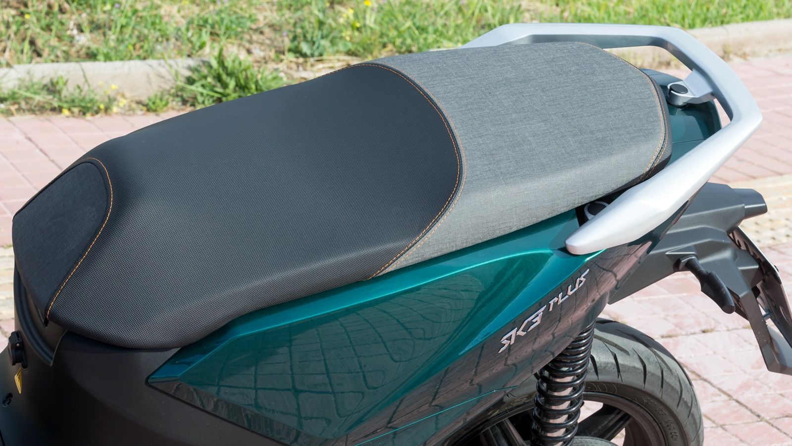 Η φαρδιά σέλα με δύο διαφορετικά υφάσματα, χρώματος μαύρου και γκρι.