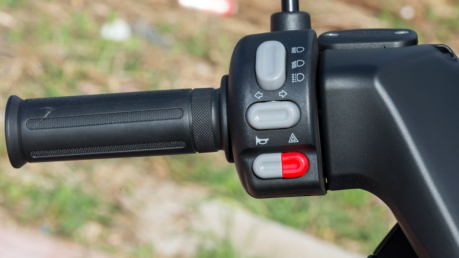 Τυπική οργάνωση των διακοπτών, που έχουν πολύ καλή αίσθηση, με κάπως υψηλή «εγγύτητα» των αλάρμ με της κόρνας.