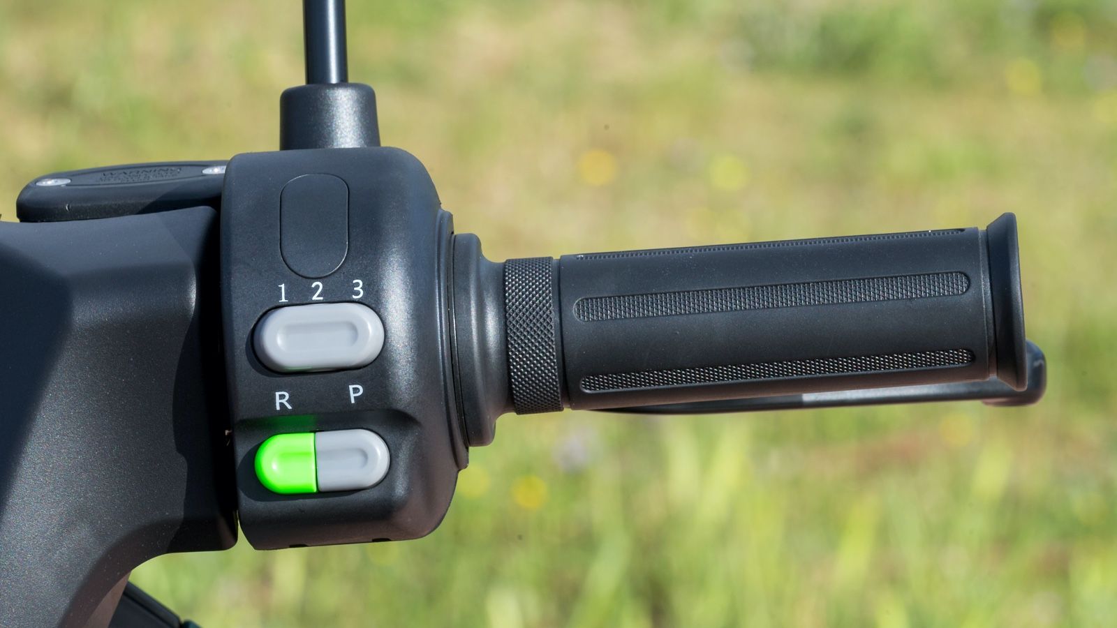 Επιλογέας των τριών προγραμμάτων οδήγησης. Η όπισθεν διευκολύνει τον αναβάτη στο παρκάρισμα και σε μανούβρες.