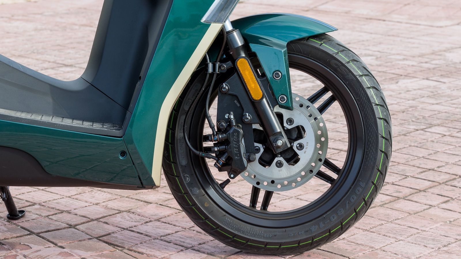 Συμβατικό τηλεσκοπικό πιρούνι στο εμπρόσθιο μέρος και διπλό αμορτισέρ πίσω χωρίς δυνατότητα ρύθμισης.