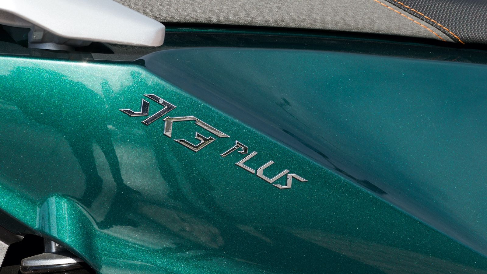 Εντυπωσιακό χρώμα που αναδεικνύει ακόμα περισσότερο το φως του ήλιου.