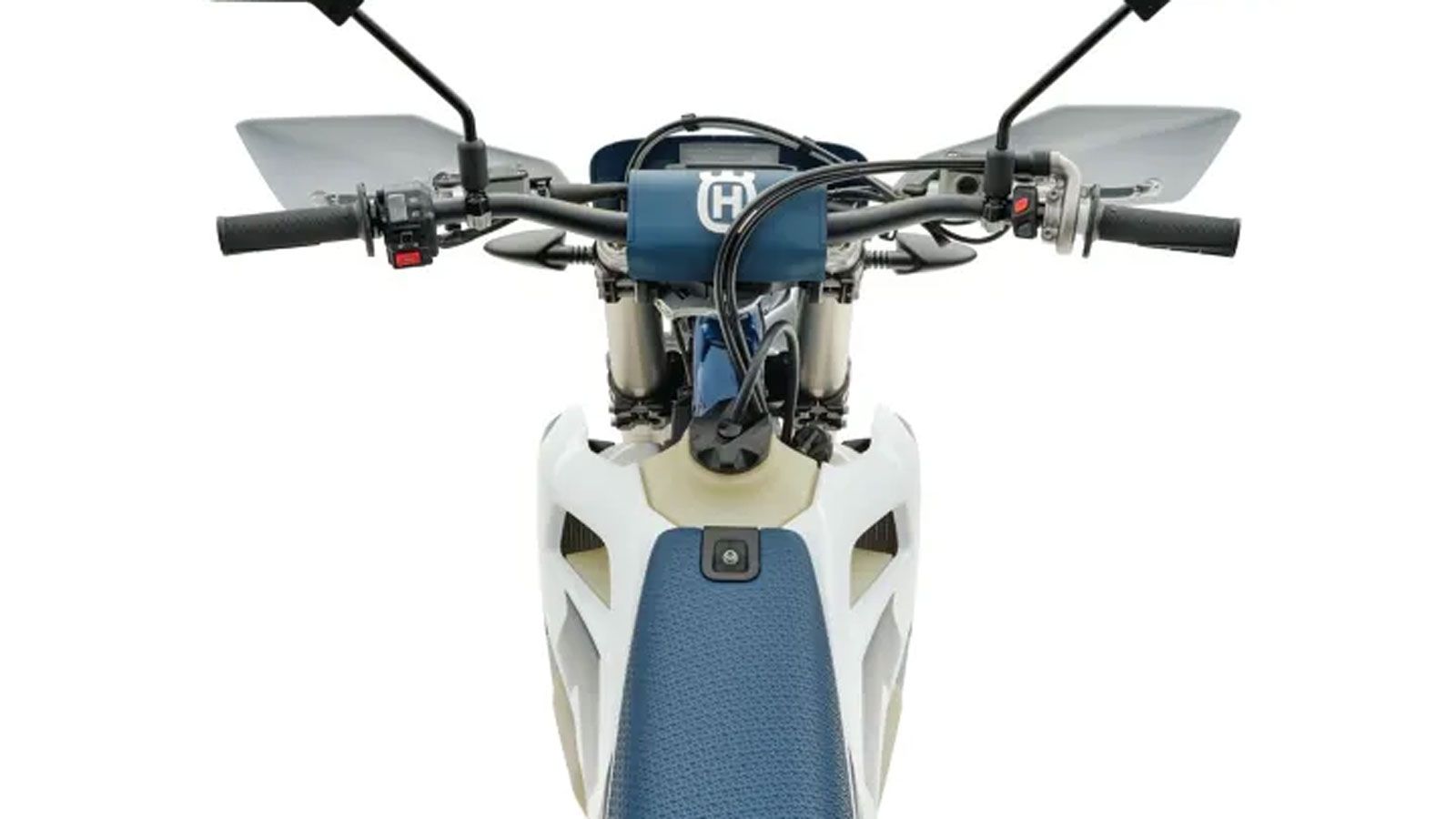 Στα στοιχεία που ξεχωρίζουν συγκαταλέγονται ο νέος προβολέας LED υψηλής φωτεινότητας, το τιμόνι ProTaper με γκριπ ODI και τα ελαστικά Continental TKC 